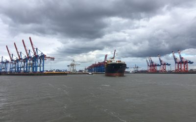 En bateau dans le port de Hambourg