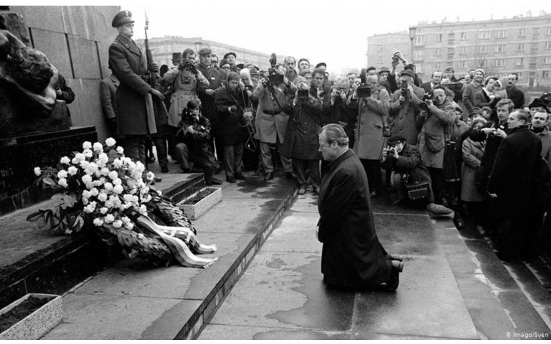 Le 7 décembre 1970, l’agenouillement du chancelier Willy Brandt à Varsovie (Kniefall von Warschau)