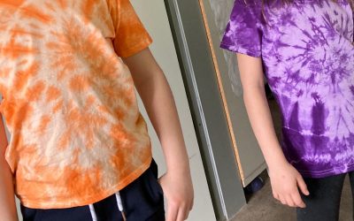 A la recherche d’une activité manuelle facile et gratifiante pour les enfants ? Des t-shirts tie & dye faits maison !