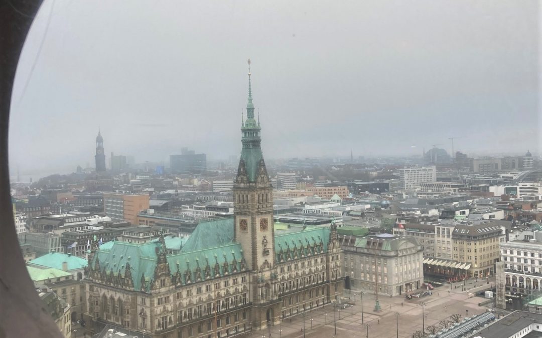 Une vue panoramique sur Hambourg : la Hauptkirche Sankt Petri